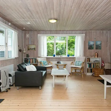 Three-bedroom Holiday In 14 Knebel