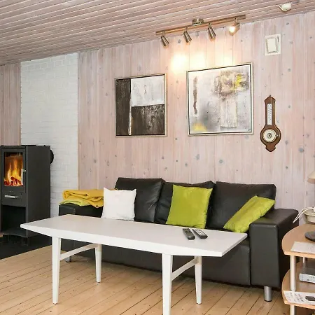 Three-bedroom Holiday In 14 Knebel
